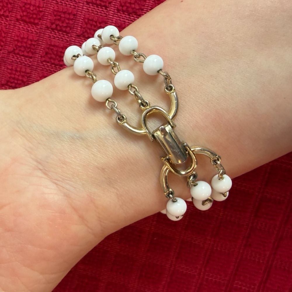 Vintage White Beaded Floral Bracelet Gold Tone Triple Strand Mid Century - Picture 8 of 10